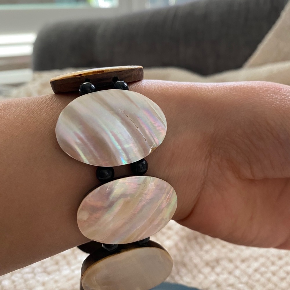 Illuminating Seashell Elastic Bangle Bracelet - image 5